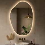 Keonjinn Asymmetrischer beleuchteter Badezimmerspiegel mit Lichtern, LED-Spiegel in unregelmäßiger Form mit gehärtetem HD-Glas, UL-gelisteter LED-Treiber, 3 Farbtemperaturen, dimmbar, Memory-Funktion, sichere Entnebelung